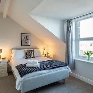 https://stunning-5-bedroom-5-en-suite-victorian-house-in-harrogate.yorkshirehotels.net