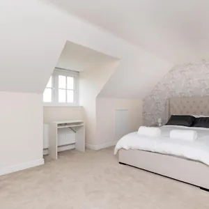 https://city-fields-modern-4-bed-sleeps-10-free-parking.yorkshirehotels.net
